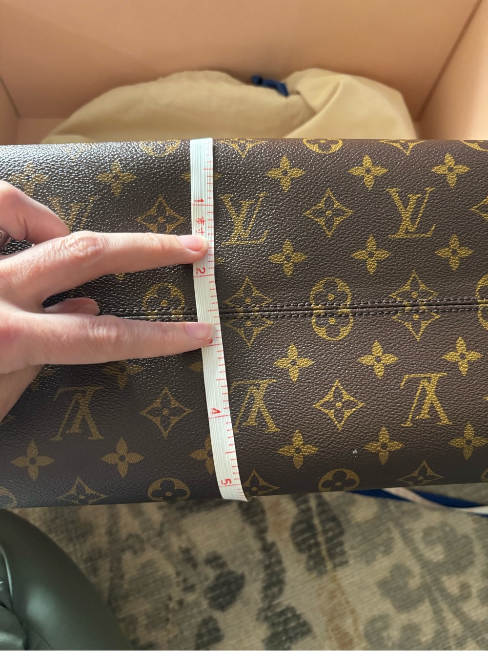 Louis Vuitton Monogram Tote with Natural Vachetta Handles - Picture 4 of 15